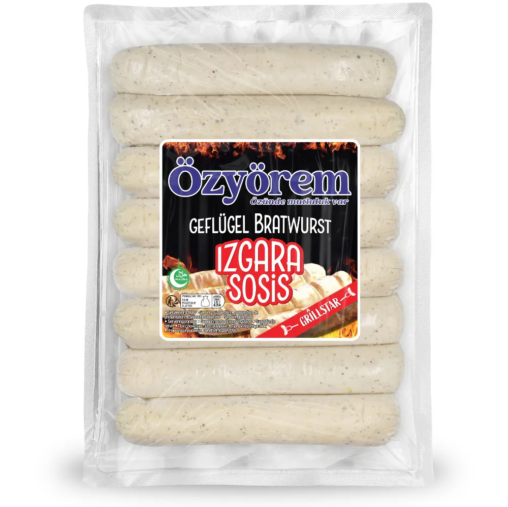 Verpackte Geflügelbratwürste der Marke Özyörem in transparenter Kunststofffolie. Das Etikett zeigt den Produktnamen „Geflügel Bratwurst – Izgara Sosis“ mit dem Hinweis „Grillstar“. Im Hintergrund des Etiketts sind glühende Kohlen und gegrillte Würste abgebildet. Auf dem Etikett sind außerdem ein Halal-Siegel und weitere Produktinformationen zu sehen. Das Paket enthält acht helle, rohe Bratwürste, die nebeneinander in der Packung liegen.